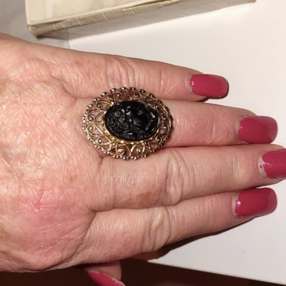 Black Right-Faced Victorian Style Cameo Pendant + FREE Ring - Picture 13 of 16